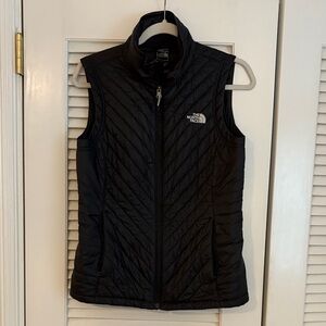 The North Face Women's Dark Charcoal Gray Insulated Vest Small